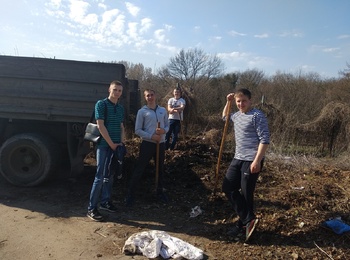 Весняне прибирання території 